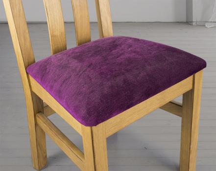 Silla Lay fabricada en madera de roble macizo asiento de tela púrpura acabado dorado antik