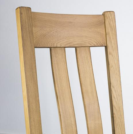 Silla Lay fabricada en madera de roble macizo asiento de tela púrpura acabado dorado antik