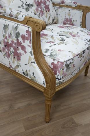 Sillón de estilo Luis XVI fabricado en roble macizo de acabado Roble Natural Tejido ORB