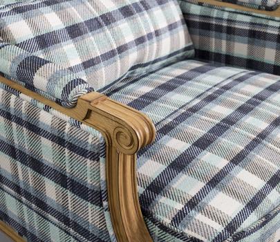 Sillón estilo Luis XVI Guillermo fabricado en madera de roble macizo 