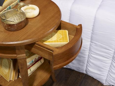 Mesa de noche Luis estilo Diretoire fabricada en madera maciza de roble