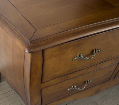 Muebles de TV Adelia fabricado en madera de cerezo macizo al estilo Luis XV acabado nogal claro
