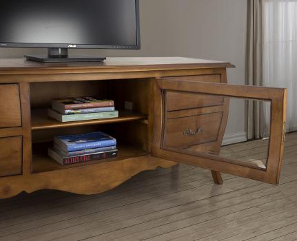 Muebles de TV Adelia fabricado en madera de cerezo macizo al estilo Luis XV acabado nogal claro
