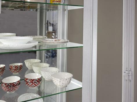 Armario vitrina Alex de 2 puertas fabricado en madera de Roble macizo al estilo Louis Philippe