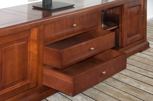Mueble TV Beatriz fabricado en madera de Cerezo macizo al estilo Louis Philippe con 4 puertas y 3 cajones