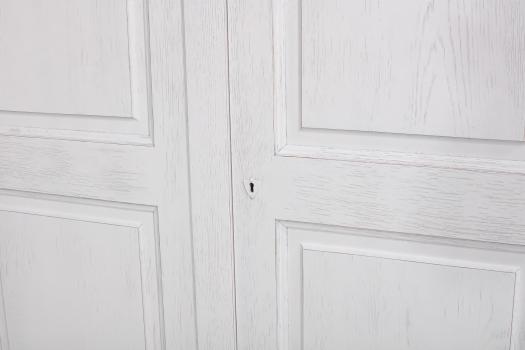 Armario Luis de 3 puertas fabricado en madera de roble macizo al estilo Louis Philippe