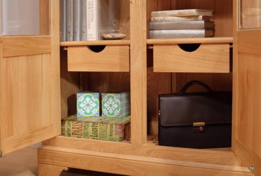 Armario vitrina André de 2 puertas fabricado en madera de roble macizo al estilo Louis Philippe