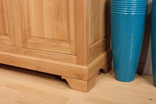 Armario vitrina André de 2 puertas fabricado en madera de roble macizo al estilo Louis Philippe