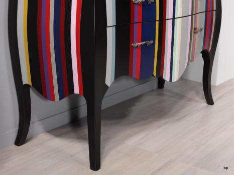 Cómoda  Bérangère de 3 cajones fabricada en madera de cerezo macizo al Estilo Louis XV  lacado negro con rayas color