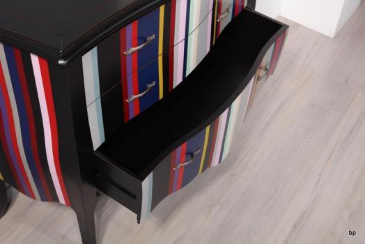 Cómoda  Bérangère de 3 cajones fabricada en madera de cerezo macizo al Estilo Louis XV  lacado negro con rayas color