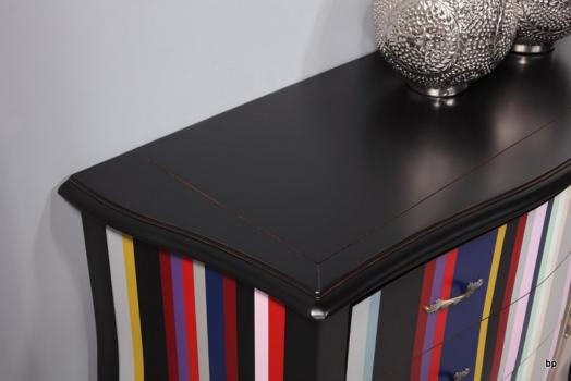 Cómoda  Bérangère de 3 cajones fabricada en madera de cerezo macizo al Estilo Louis XV  lacado negro con rayas color