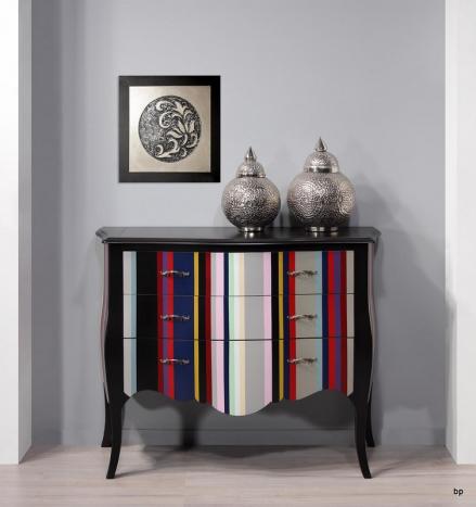 Cómoda  Bérangère de 3 cajones fabricada en madera de cerezo macizo al Estilo Louis XV  lacado negro con rayas color