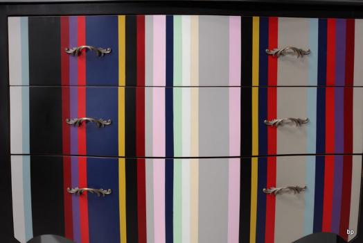 Cómoda  Bérangère de 3 cajones fabricada en madera de cerezo macizo al Estilo Louis XV  lacado negro con rayas color