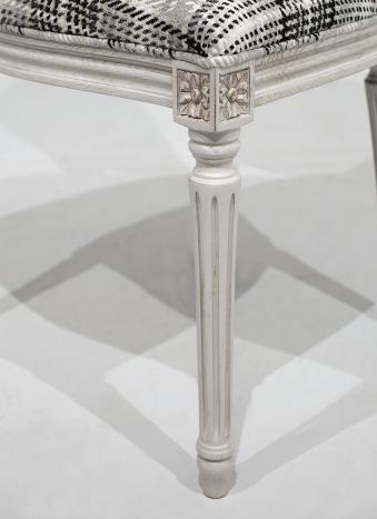 Silla Simón fabricada en madera de roble macizo de estilo Luis XVI 