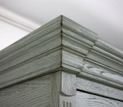 Biblioteca Sylvain de 2 cuerpos fabricada en madera de roble macizo en estilo Directoire Acabado Verde Rodal