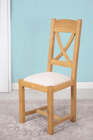 Silla Olivier fabricada en roble macizo de estilo rústico. Asiento tapizado en tela