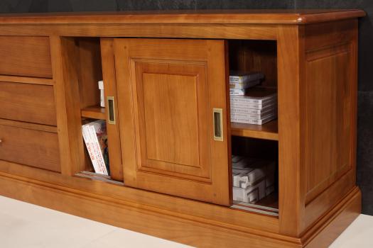 Mueble TV Beatriz fabricado en madera de Cerezo macizo estilo Louis Philippe con 4 puertas y 3 cajones