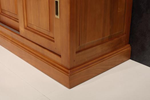 Mueble TV Beatriz fabricado en madera de Cerezo macizo estilo Louis Philippe con 4 puertas y 3 cajones