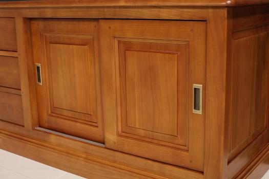 Mueble TV Beatriz fabricado en madera de Cerezo macizo estilo Louis Philippe con 4 puertas y 3 cajones