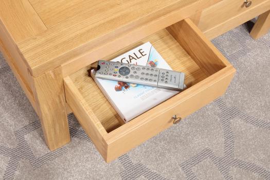 Mesa de centro Adam fabricada en madera de roble macizo de estilo contemporáneo