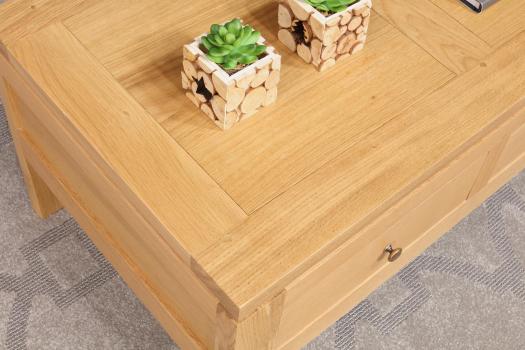 Mesa de centro Adam fabricada en madera de roble macizo de estilo contemporáneo