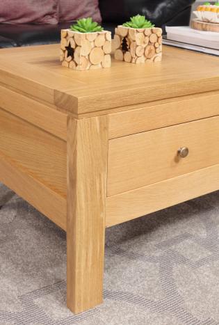 Mesa de centro Adam fabricada en madera de roble macizo de estilo contemporáneo