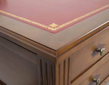 Escritorio NICOLÁS fabricado en madera de cerezo macizo al estilo Directorio superficie en granate, 5 cajones