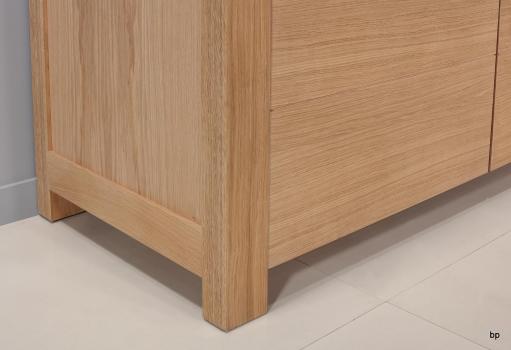 Aparador de 3 puertas Juan Carlos línea contemporánea fabricado en Roble macizo Acabado cepillado natural