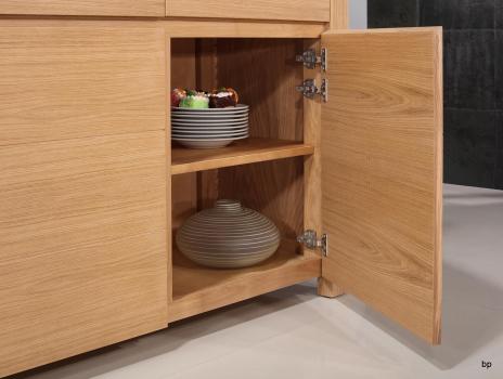 Aparador de 3 puertas Juan Carlos línea contemporánea fabricado en Roble macizo Acabado cepillado natural