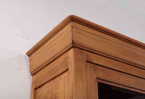 Biblioteca Alfredo 2 cuerpos y 3 puertas Alfredo fabricada en madera de cerezo macizo al estilo  Louis Philippe 