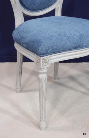 Silla Simón fabricada en madera de roble macizo estilo Louis XV acabado cepillado gris perla
