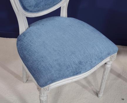 Silla Simón fabricada en madera de roble macizo estilo Louis XV acabado cepillado gris perla