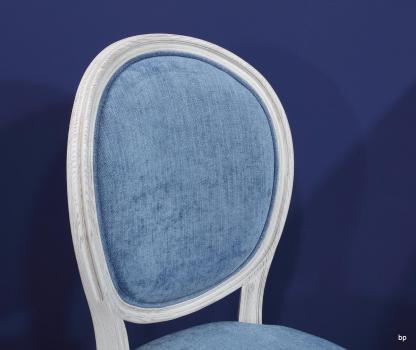 Silla Simón fabricada en madera de roble macizo estilo Louis XV acabado cepillado gris perla