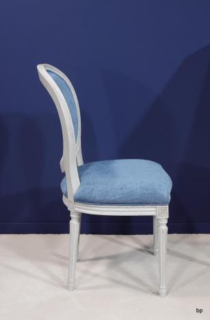 Silla Simón fabricada en madera de roble macizo estilo Louis XV acabado cepillado gris perla