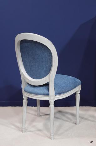 Silla Simón fabricada en madera de roble macizo estilo Louis XV acabado cepillado gris perla