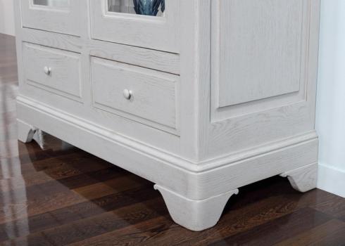 Armario vitrina Luis de 2 puertas fabricado en madera de  Roble Macizo al estilo Louis Philippe acabado cepillado Gris exterior patine perla al interior