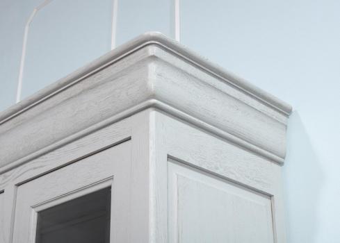Armario vitrina Luis de 2 puertas fabricado en madera de  Roble Macizo al estilo Louis Philippe acabado cepillado Gris exterior patine perla al interior