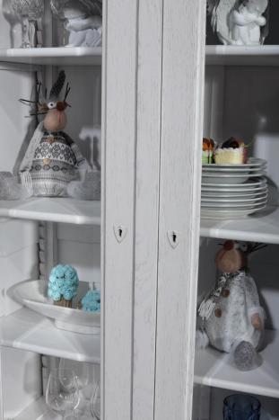 Armario vitrina Luis de 2 puertas fabricado en madera de  Roble Macizo al estilo Louis Philippe acabado cepillado Gris exterior patine perla al interior