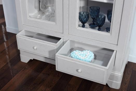 Armario vitrina Luis de 2 puertas fabricado en madera de  Roble Macizo al estilo Louis Philippe acabado cepillado Gris exterior patine perla al interior