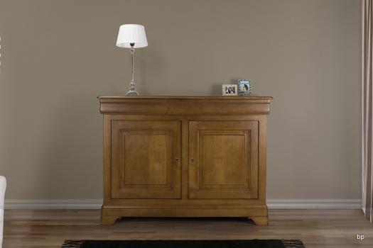 Aparador  Elisa de 2 puertas fabricado en madera de Roble macizo al estilo Louis Philippe con acabado Roble Medio