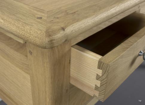 Escritorio Lucas  fabricado en madera de roble macizo al estilo Louis Philippe cepillado natural, con 5 cajones