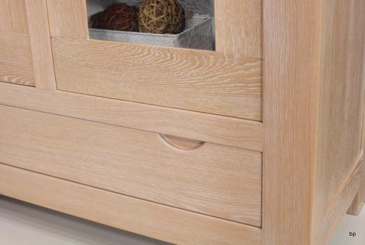 Armario vitrina  de 2 puertas Adriana fabricado en madera de Roble maciza de estilo Contemporáneo