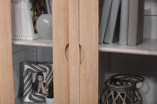 Armario vitrina  de 2 puertas Adriana fabricado en madera de Roble maciza de estilo Contemporáneo