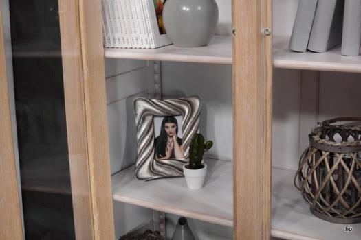 Armario vitrina  de 2 puertas Adriana fabricado en madera de Roble maciza de estilo Contemporáneo
