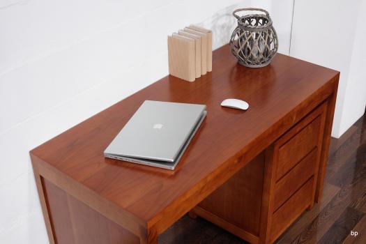 Escritorio estilo Contemporáneo fabricado en madera de Cerezo macizo acompañada con un módulo con ruedas y 3 cajones