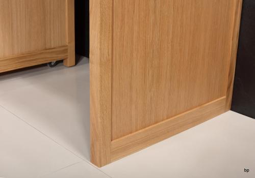 Escritorio estilo Contemporáneo fabricado en madera de Roble macizo acompañada con modulo con ruedas de 3 cajones
