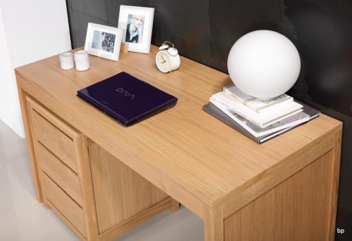 Escritorio estilo Contemporáneo fabricado en madera de Roble macizo acompañada con modulo con ruedas de 3 cajones