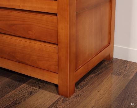Estantería librería Audrey de 2 puertas y 4 cajones fabricado en madera de Cerezo macizo estilo contemporáneo