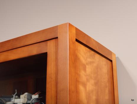 Estantería librería Audrey de 2 puertas y 4 cajones fabricado en madera de Cerezo macizo estilo contemporáneo
