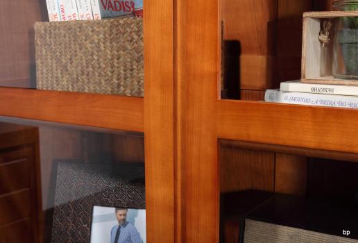 Estantería librería Audrey de 2 puertas y 4 cajones fabricado en madera de Cerezo macizo estilo contemporáneo